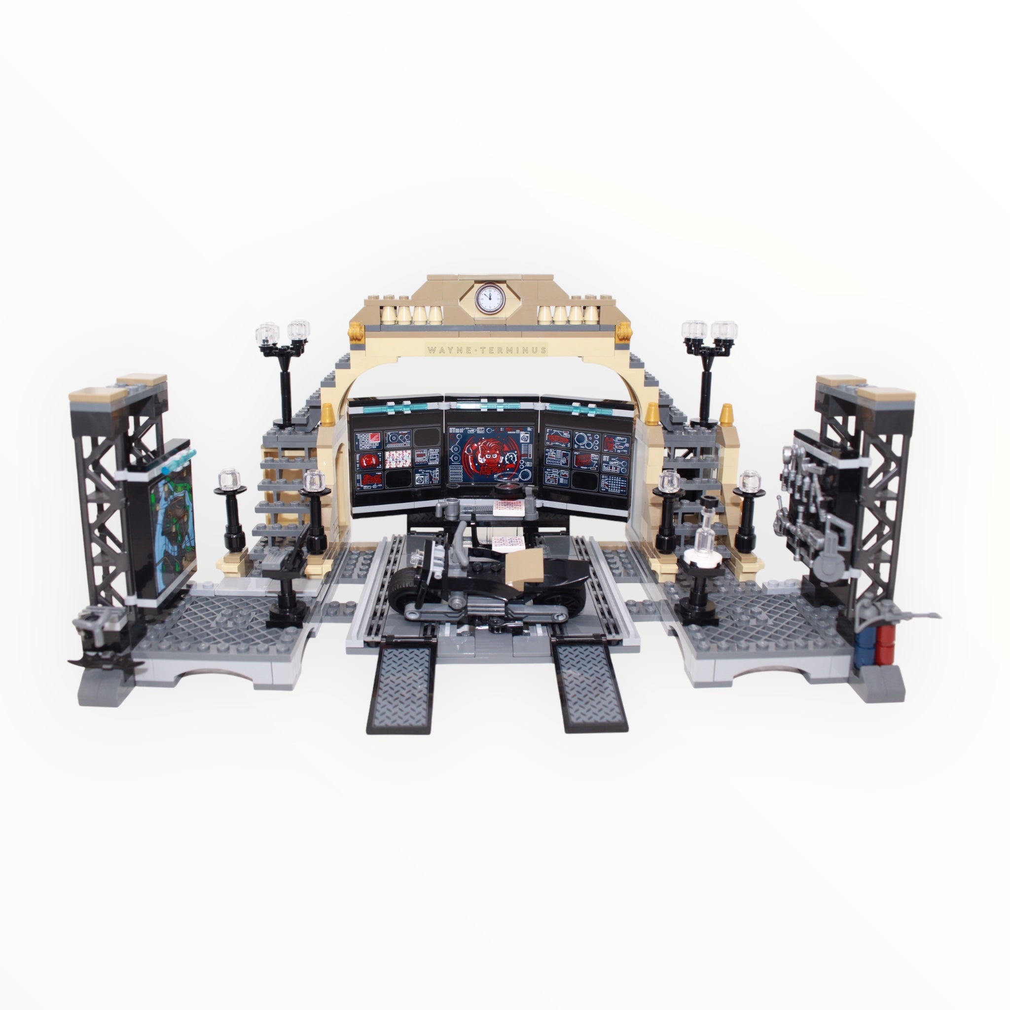 Used Set 76183 The Batman Batcave: The Riddler Face-off