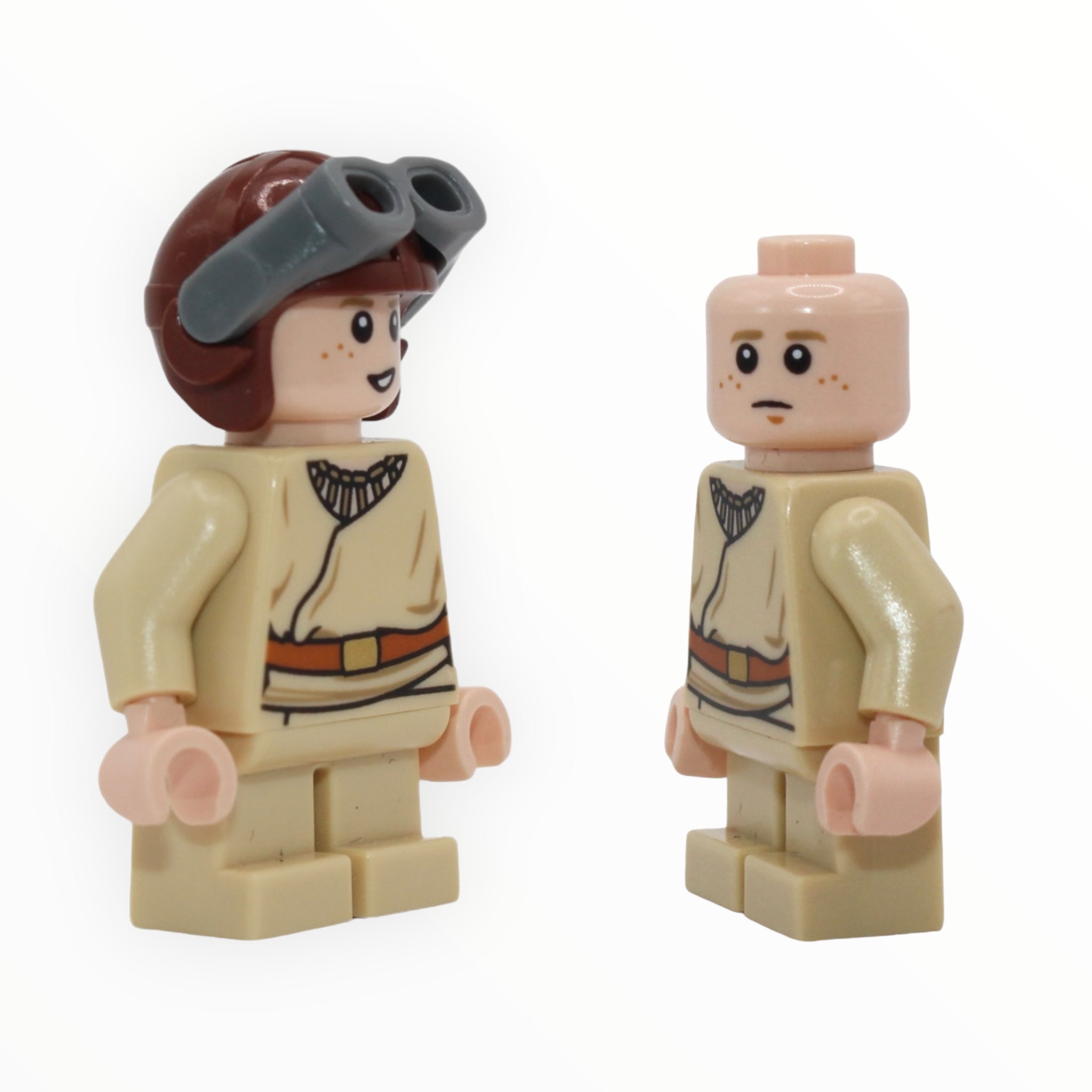 Anakin Skywalker (young, aviator cap with goggles, gold belt buckle, smile / neutral, 2015)