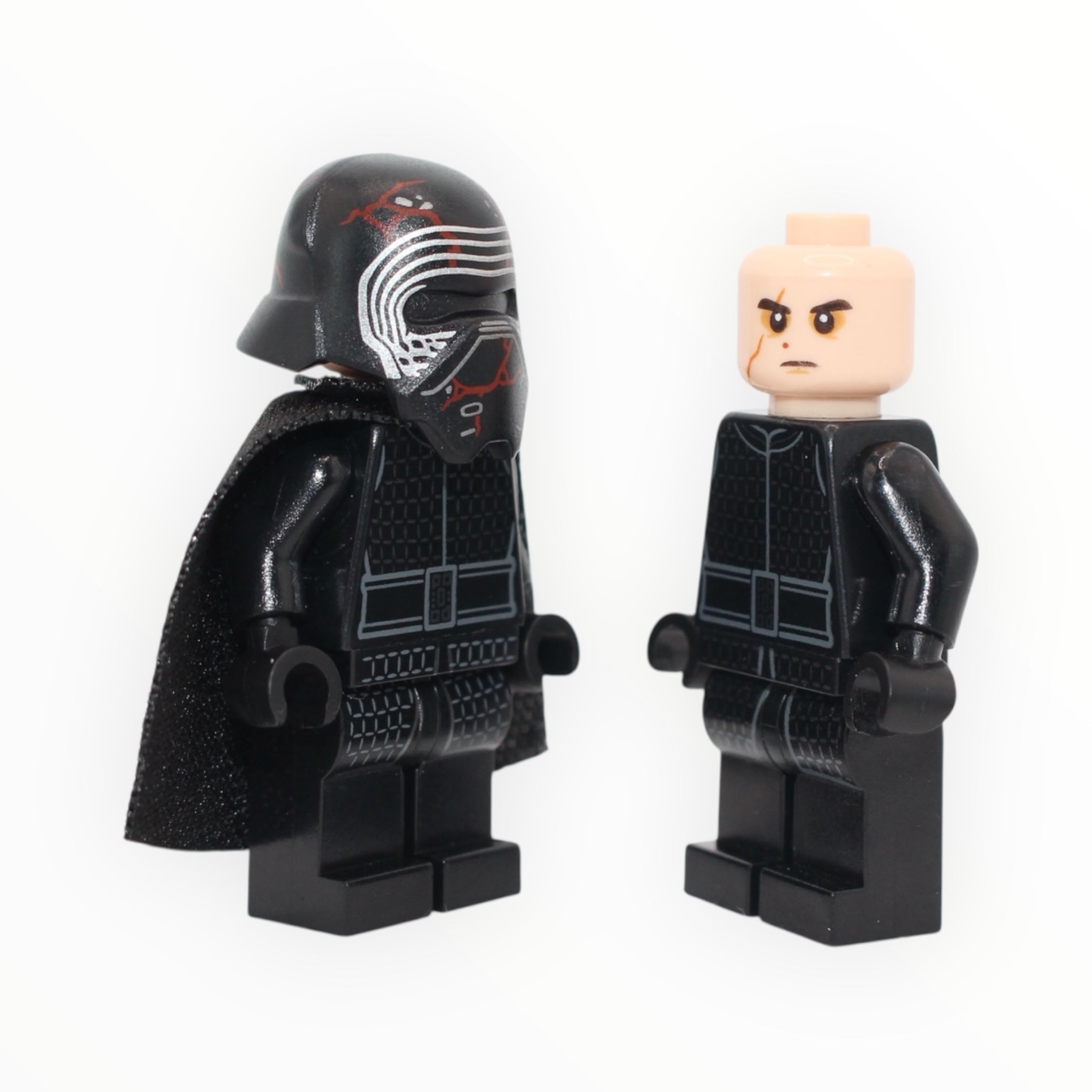 Supreme Leader Kylo Ren (The Rise of Skywalker, spongy cape, cracked helmet)