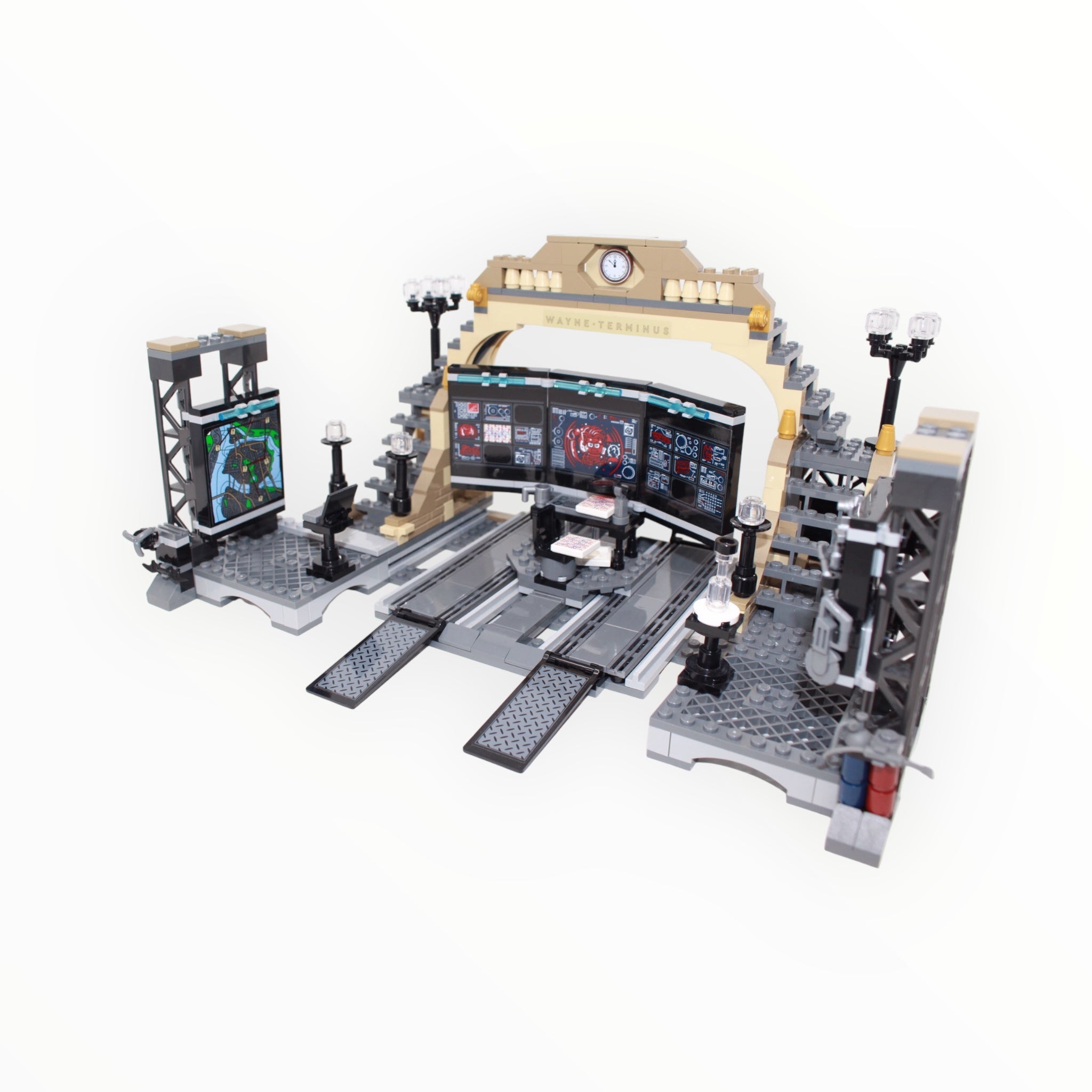 Used Set 76183 The Batman Batcave: The Riddler Face-off
