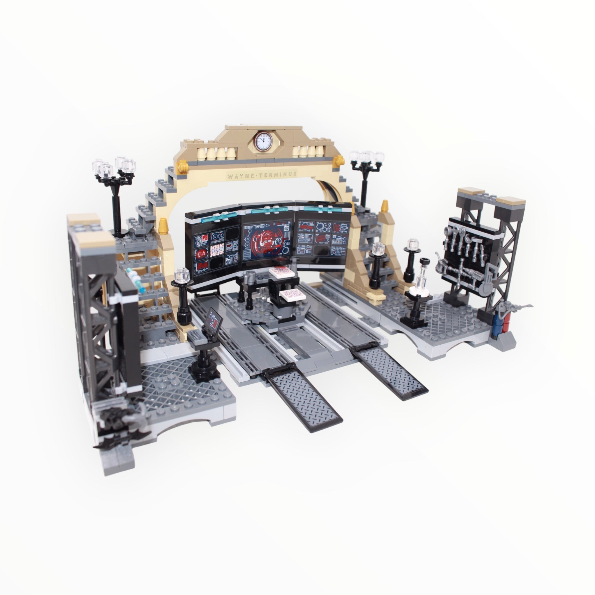 Used Set 76183 The Batman Batcave: The Riddler Face-off