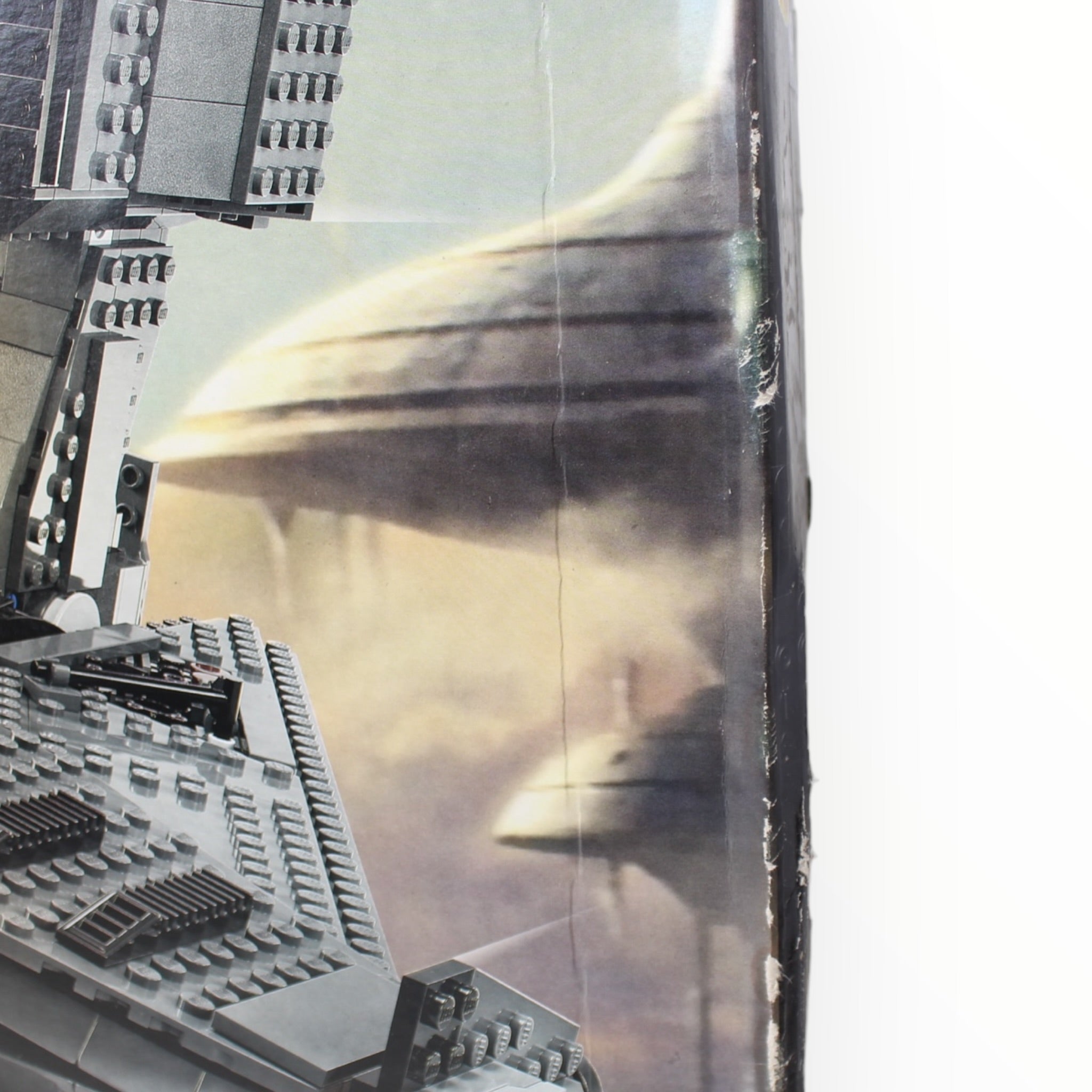 Retired Set 75323 Star Wars The Justifier (damaged box)